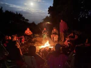 Mannen rond een kampvuur in de Afrikaanse bush, een intieme avond op de kraterrand